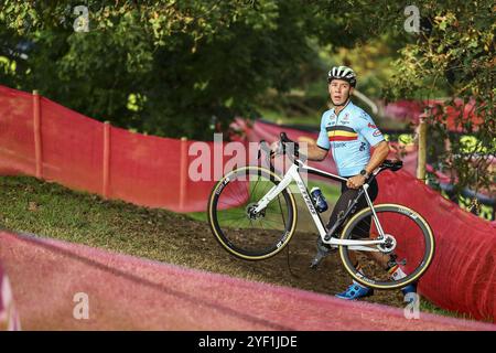 Pontevedra, Spanien. November 2024. Belgischer Laurens Sweeck, Bild während der Vorbereitungen auf der Rennstrecke der morgigen Europameisterschaft Cyclocross-Radfahren in Pontevedra, Spanien, Samstag, den 2. November 2024. BELGA FOTO DAVID PINTENS Credit: Belga News Agency/Alamy Live News Stockfoto