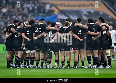 Twickenham, Vereinigtes Königreich. November 2024. Herbst International. England V Neuseeland. Allianz Stadium. Twickenham. Das neuseeländische Team sammelt sich während des Rugbyspiels England gegen Neuseeland im Allianz Stadium in London. Quelle: Sport In Pictures/Alamy Live News Stockfoto