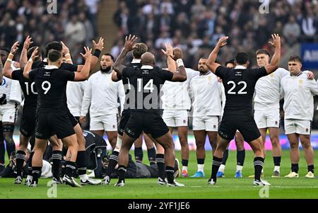 Twickenham, Vereinigtes Königreich. November 2024. Herbst International. England V Neuseeland. Allianz Stadium. Twickenham. Das e-Team beobachtet die Hakka während des Rugbyspiels England V New Zealand Autumn International im Allianz Stadium in London. Quelle: Sport In Pictures/Alamy Live News Stockfoto