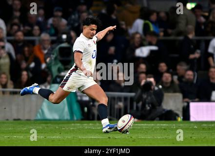 Twickenham, Vereinigtes Königreich. November 2024. Herbst International. England V Neuseeland. Allianz Stadium. Twickenham. Marcus Smith (England) tritt während des Rugbyspiels England V New Zealand Autumn International im Allianz Stadium in London an. Quelle: Sport In Pictures/Alamy Live News Stockfoto