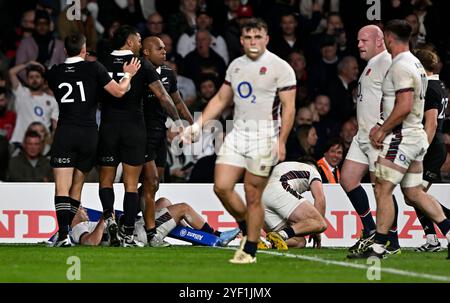 Twickenham, Vereinigtes Königreich. November 2024. Herbst International. England V Neuseeland. Allianz Stadium. Twickenham. VERSUCHEN SIE ES. Try-Torschütze Mark Tele'a (Neuseeland, 3. Links) feiert mit seinen Teamkollegen das Rugbyspiel England V New Zealand Autumn International im Allianz Stadium in London. Quelle: Sport In Pictures/Alamy Live News Stockfoto