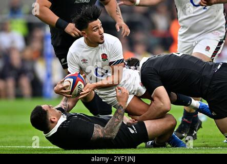 Twickenham, Vereinigtes Königreich. November 2024. Herbst International. England V Neuseeland. Allianz Stadium. Twickenham. Marcus Smith (England) wird während des Rugbyspiels England V New Zealand Autumn International im Allianz Stadium in London, Großbritannien, gezackt. Quelle: Sport In Pictures/Alamy Live News Stockfoto