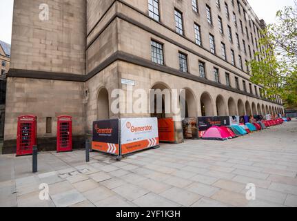 Pro-palästinensische Demonstranten versammeln sich in Manchester, um am 2. November, dem Jahrestag der Balfour-Erklärung von 1917, zu protestieren. Demonstranten marschierten vom Petersplatz vorbei an Obdachlosen-Zelten vor dem Gebäude der Manchester Library und durch das Stadtzentrum. Die Boykott Disvestment and Sanctions Group (BDS) hielt während des marsches und außerhalb der Filiale der Barclays Bank und der Manchester Courts große Briefe. Manchester UK Bild: Garyroberts/worldwideFeature.som Stockfoto