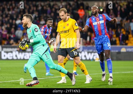 Torhüter José Sá von Wolves holt den Ball während des Premier League-Spiels zwischen Wolverhampton Wanderers und Crystal Palace in Molineux, Wolverhampton, am Samstag, den 2. November 2024. (Foto: Stuart Leggett | MI News) Credit: MI News & Sport /Alamy Live News Stockfoto