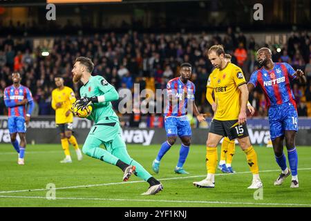 Torhüter José Sá von Wolves holt den Ball während des Premier League-Spiels zwischen Wolverhampton Wanderers und Crystal Palace in Molineux, Wolverhampton, am Samstag, den 2. November 2024. (Foto: Stuart Leggett | MI News) Credit: MI News & Sport /Alamy Live News Stockfoto