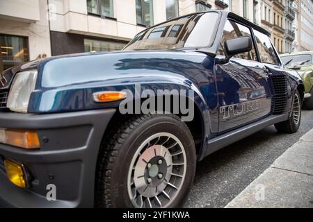 London, Großbritannien, 2. November 2024 Tausende Motorenfreunde nehmen an dem ersten St James’s Motoring Spectacle Teil, das in der Pall Mall im Zentrum von London stattfindet. Diese neue Veranstaltung, die vom Royal Automobile Club als Nachfolger des St. James’s International Concours organisiert wird, soll zum größten und renommiertesten Treffen von Veteranen und Klassikern werden. Nachdem der Westminster Council die Genehmigung für Straßensperrungen in St. James’s und den umliegenden Gebieten erteilt hat, werden Tausende erwartet, die an der eintägigen Veranstaltung teilnehmen. Quelle: James Willoughby/ALAMY Live News Stockfoto