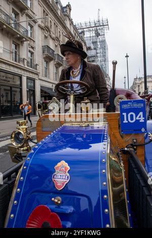 London, Großbritannien, 2. November 2024 Tausende Motorenfreunde nehmen an dem ersten St James’s Motoring Spectacle Teil, das in der Pall Mall im Zentrum von London stattfindet. Diese neue Veranstaltung, die vom Royal Automobile Club als Nachfolger des St. James’s International Concours organisiert wird, soll zum größten und renommiertesten Treffen von Veteranen und Klassikern werden. Nachdem der Westminster Council die Genehmigung für Straßensperrungen in St. James’s und den umliegenden Gebieten erteilt hat, werden Tausende erwartet, die an der eintägigen Veranstaltung teilnehmen. Quelle: James Willoughby/ALAMY Live News Stockfoto