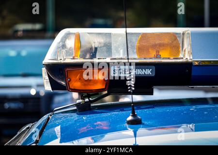 Vintage Federal Signal Streethawk Lichtbalken auf blauem Crown Victoria Police Interceptor P71 Stockfoto