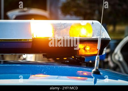 Vintage Federal Signal Streethawk Lichtbalken auf blauem Crown Victoria Police Interceptor P71, beleuchtet Stockfoto