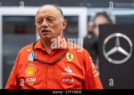 Sao Paulo, Brasilien. November 2024. SAO PAULO, BRASILIEN - 02. NOVEMBER: Frederic Vasseur, Principal des Ferrari-Teams, blickt am 2. November 2024 in Interlagos, Sao Paulo, Brasilien, beim Sprint-Rennen des FIA Formel 1-Großen Preises von Brasilien im Autodromo Jose Carlos Pace im Fahrerlager an. (Rodolfo Buhrer /SPP) Credit: SPP Sport Press Photo. /Alamy Live News Stockfoto