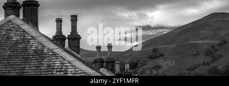 Schwarz-weiß von Häusern in Luss Village, Loch Lomond, Schottland Stockfoto