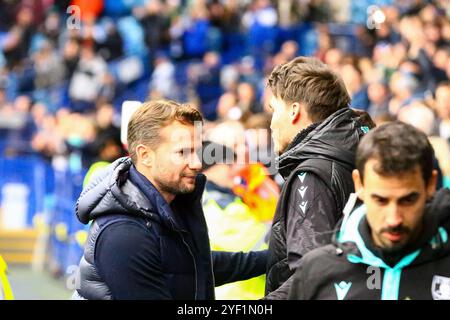 Hillsborough Stadium, Sheffield, England - 2. November 2024 Danny Rohl Manager von Sheffield Wednesday und Tom Cleverley Manager von Watford begrüßen einander - während des Spiels Sheffield Wednesday gegen Watford, EFL Championship, 2024/25, Hillsborough Stadium, Sheffield, England - 2. November 2024 Credit: Arthur Haigh/WhiteRosePhotos/Alamy Live News Stockfoto