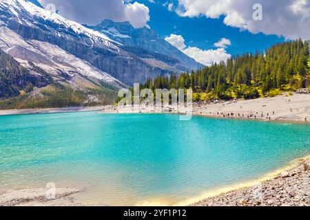 Malerischer Blick auf den See Oeschinen (Oeschinensee) und den Berg Blüemlisalp, Schweiz Stockfoto