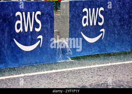 Sao Paulo, Brasilien. November 2024. Atmosphäre auf der Rennstrecke – vor dem Qualifying fällt starker Regen in die Gruben. 02.11.2024. Formel-1-Weltmeisterschaft, Rd 21, Großer Preis Brasiliens, Sao Paulo, Brasilien, Sprint und Qualifikationstag. Das Foto sollte lauten: XPB/Alamy Live News. Stockfoto