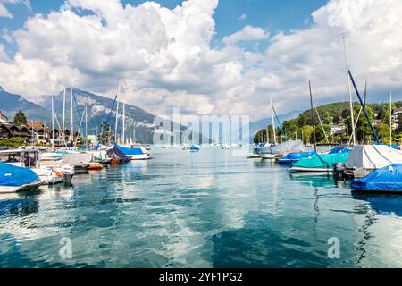 Boote auf dem Thunersee im Hafen Spiez, Spiez, Schweiz Stockfoto