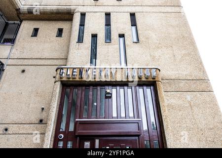 Eintritt zum Glenkerry House im brutalistischen Stil auf Brownfield Estate, Poplar, London, England Stockfoto