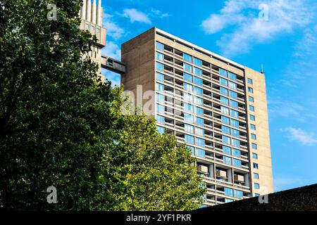 Balfron Tower im Brutalistischen Stil, ein Hochhaus des Architekten Ernő Goldfinger im Brownfield Estate in London, Großbritannien Stockfoto