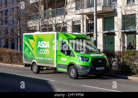 ASDA Lieferwagen für grüne Lebensmittel, Stratford, London, England Stockfoto