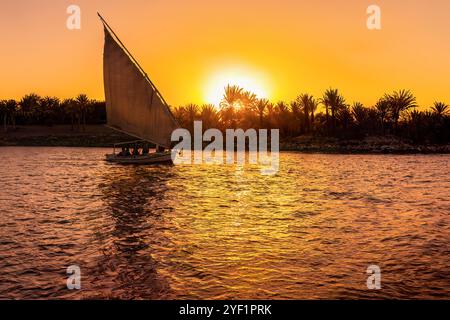 Eine Felucca auf dem Nil in Luxor, Ägypten Stockfoto