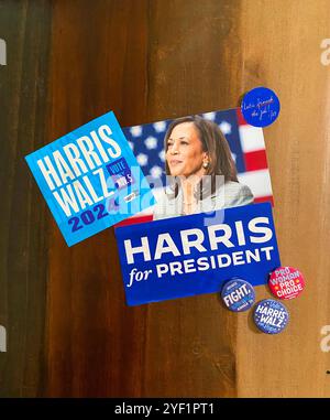 Eine Collage von Harris Walz Wahlkampfknöpfen und Plakaten, US-Präsidentschaftswahlen im November 2024. Stockfoto