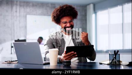 Der Afroamerikanische Geschäftsmann Investor Mit Tablet Begeistert Stockfoto