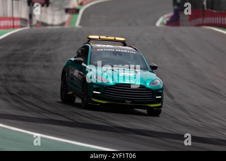 Rio de Janeiro, Rio de Janeiro, BRA. November 2024. SAO PAULO, BRASILIEN - 02. NOVEMBER: MEDIZINISCHES AUTO auf Kurs beim Sprint-Rennen vor dem F1 Grand Prix von Brasilien im Autodromo Jose Carlos Pace am 2. November 2024 in Sao Paulo, Brasilien. (Kreditbild: © Ruano Carneiro/ZUMA Press Wire) NUR REDAKTIONELLE VERWENDUNG! Nicht für kommerzielle ZWECKE! Stockfoto