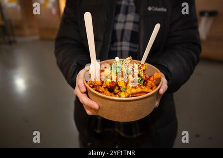 Hühnchen Katsu Curry im Hull City Football Club ( bekannt als Hull City Tigers ), wo an Spieltagen hochwertige Speisen für Fußballfans serviert werden, t Stockfoto