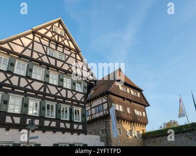 Balingen, Deutschland - 2. Oktober 2023: Vordere Gitterfassade des historischen Schlosses Stockfoto