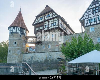 Balingen, Deutschland - 2. Oktober 2023: Historisches Schloss mit ungewöhnlichen Fassaden über der Eyach Stockfoto