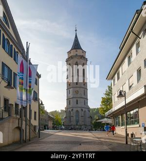 Balingen, Deutschland - 2. Oktober 2023: Zentraler Stadtplatz mit dem historischen Kirchturm Stockfoto