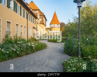 Balingen, Deutschland - 2. Oktober 2023: Schöner Garten rund um die historischen Schlossgebäude Stockfoto