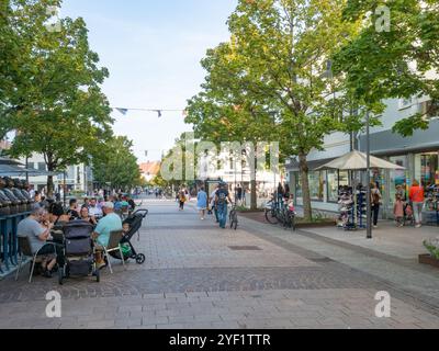 Balingen, Deutschland - 2. Oktober 2023: Fußgängerzone mit Bäumen, Cafés und Geschäften im Stadtzentrum. Stockfoto