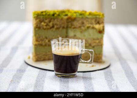 Köstlicher, luxuriöser Pistazienkuchen Stockfoto