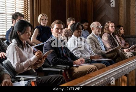 JUROR NO2 2024 Warner Bros. Filmregie: Clint Eastwood. Nicholas Hoult Zweiter von links in der ersten Reihe. Stockfoto