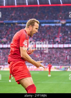 Harry Kane, FCB 9 feiert sein Tor, Happy, lagh, Celebration, 1-0 über 11 m im Spiel FC BAYERN MÜNCHEN - 1.FC UNION BERLIN am 2. November 2024 in München. Saison 2024/2025, 1.Bundesliga, FCB, München, Spieltag 9, 9.Spieltag Fotograf: Peter Schatz - DFL-VORSCHRIFTEN VERBIETEN DIE VERWENDUNG VON FOTOGRAFIEN als BILDSEQUENZEN und/oder QUASI-VIDEO - Stockfoto