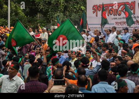 Dhaka, Bangladesch. November 2024. Bangladeschische Hindu-Demonstranten singen Parolen während der Demonstration im Shaheed Minar. Bangladeschi Hindu und andere Minderheitengruppen nahmen an einem Protest Teil, um zu fordern, dass eine Übergangsregierung alle Fälle gegen ihre Führer zurückzieht und sie vor Angriffen und Schikanen in Dhaka, Bangladesch, schützt. Quelle: SOPA Images Limited/Alamy Live News Stockfoto