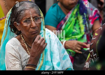 Dhaka, Bangladesch. November 2024. Die Hindu-Frau aus Bangladesch sieht während der Demonstration im Shaheed Minar zu. Bangladeschi Hindu und andere Minderheitengruppen nahmen an einem Protest Teil, um zu fordern, dass eine Übergangsregierung alle Fälle gegen ihre Führer zurückzieht und sie vor Angriffen und Schikanen in Dhaka, Bangladesch, schützt. Quelle: SOPA Images Limited/Alamy Live News Stockfoto