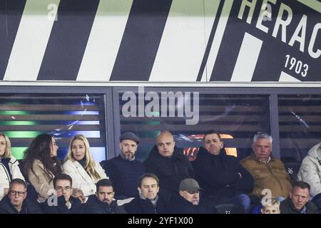 ALMELO - Fußballtrainer Erik Ten Hag in der Tribüne während des niederländischen Eredivisie-Spiels zwischen Heracles Almelo und NAC Breda im Erve Asito-Stadion am 2. November 2024 in Almelo, Niederlande. ANP VINCENT JANNINK Stockfoto