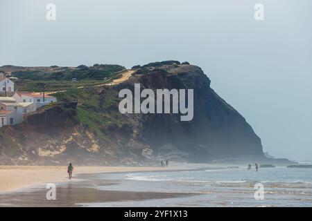 Menschen, die am Strand spazieren gehen, Praia de Monte Clérigo, Algarve, Portugal Stockfoto