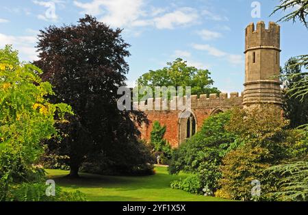 Teil des Bisop's Palace Garden, ein Turm und Mauern. Wells. Stockfoto