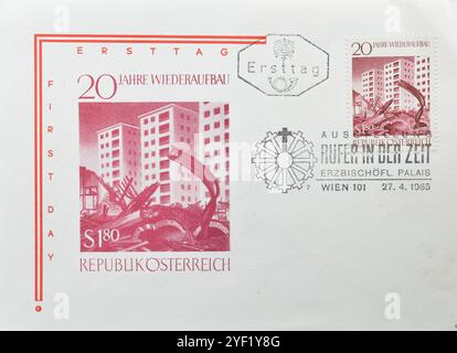 Ersttagsbrief gedruckt von Österreich, mit gestempelter Briefmarke, die 20 Jahre Wiederaufbau zeigt, um 1965. Stockfoto