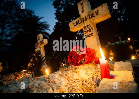 Menschen aus der christlichen Gemeinde zünden am 2. November 2024 in Guwahati, Indien, Kerzen an und beten am Grab ihres Verwandten. All Souls' Day ist ein christlicher Feiertag, der der Ehre und dem Gebet für die Seelen der Verstorbenen gewidmet ist. Quelle: David Talukdar/Alamy Live News Stockfoto