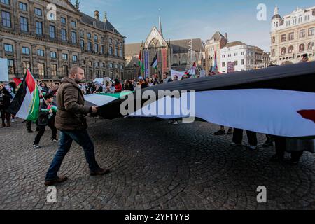 Demonstranten in Amsterdam veranstalten am 2. November 2024 eine Demonstration zur Unterstützung Palästinas auf dem Dam-Platz in Amsterdam, Niederlande. Copyright: XBrianxFrankx Stockfoto