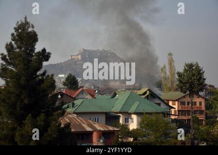 Srinagar, Indien. November 2024. Rauch steigt aus einem Haus in Khanyar, Srinagar, auf, wo ein Militanter am 2. November 2024 gefangen gehalten wurde. Beamte bestätigten, dass der oberste Lashkar-e-Taiba-Kommandant Usman während der Begegnung getötet wurde, wodurch auch vier Sicherheitspersonal verletzt wurden. (Foto: Danish Showkat/SIPA USA). Quelle: SIPA USA/Alamy Live News Stockfoto