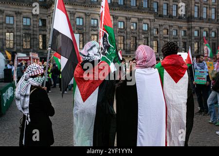 Demonstranten in Amsterdam veranstalten am 2. November 2024 eine Demonstration zur Unterstützung Palästinas auf dem Dam-Platz in Amsterdam, Niederlande. Copyright: XBrianxFrankx Stockfoto