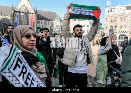 Demonstranten in Amsterdam veranstalten am 2. November 2024 eine Demonstration zur Unterstützung Palästinas auf dem Dam-Platz in Amsterdam, Niederlande. Copyright: XBrianxFrankx Stockfoto