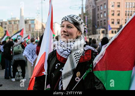 Demonstranten in Amsterdam veranstalten am 2. November 2024 eine Demonstration zur Unterstützung Palästinas auf dem Dam-Platz in Amsterdam, Niederlande. Copyright: XBrianxFrankx Stockfoto