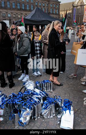 Demonstranten zur Unterstützung Palästinas auf dem Dam Square in Amsterdam, Niederlande, am 2. November 2024 verteilen die Makeup-Marke Lash Babe Mustertüten, während Demonstranten eine Demonstration zur Unterstützung Palästinas abhalten. Copyright: XBrianxFrankx Stockfoto