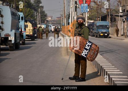 Srinagar, Indien. November 2024. Sicherheitspersonal wacht am 2. November 2024 in Khanyar, Srinagar, Indien, während eine Begegnung stattfindet. Beamte bestätigen den Tod von Top Let Commander Usman, während vier Sicherheitsmitglieder bei der Operation verletzt wurden. (Foto: Danish Showkat/SIPA USA). Quelle: SIPA USA/Alamy Live News Stockfoto