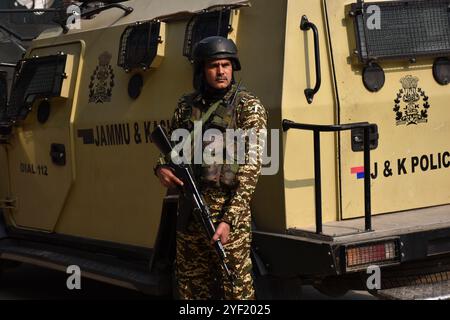 Srinagar, Indien. November 2024. Sicherheitspersonal wacht am 2. November 2024 in Khanyar, Srinagar, Indien, während eine Begegnung stattfindet. Beamte bestätigen den Tod von Top Let Commander Usman, während vier Sicherheitsmitglieder bei der Operation verletzt wurden. (Foto: Danish Showkat/SIPA USA). Quelle: SIPA USA/Alamy Live News Stockfoto